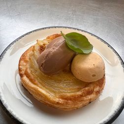 appeltaart met praliné chocoladeijs van ijsbol